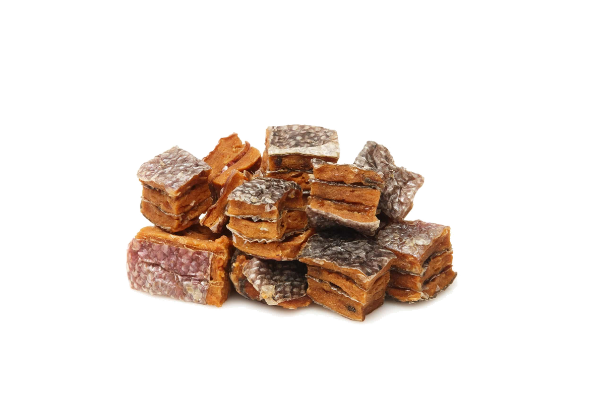 Cubos de salmón deshidratado para perros