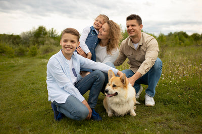 Una familia con su perro al aire libre