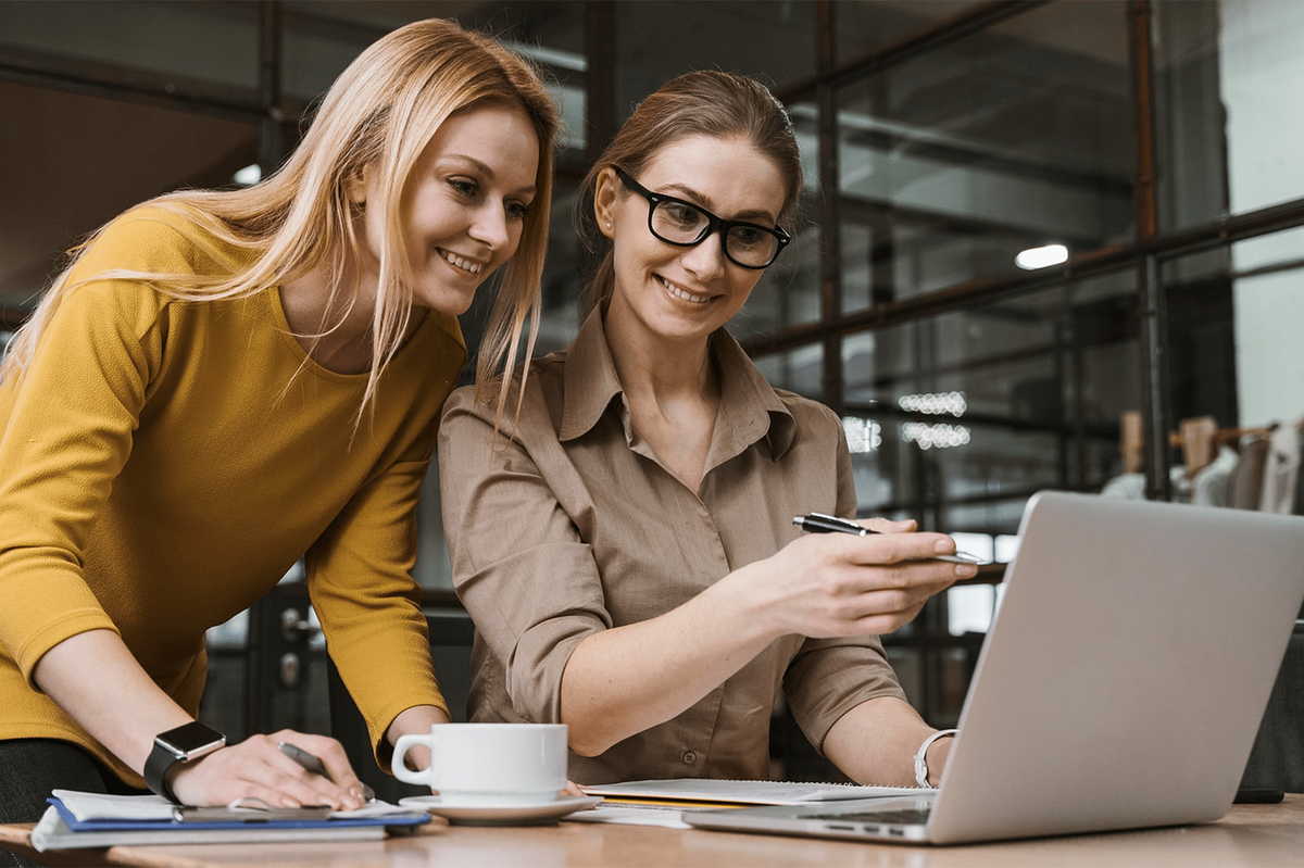 Dos personas trabajando juntas ante un ordenador